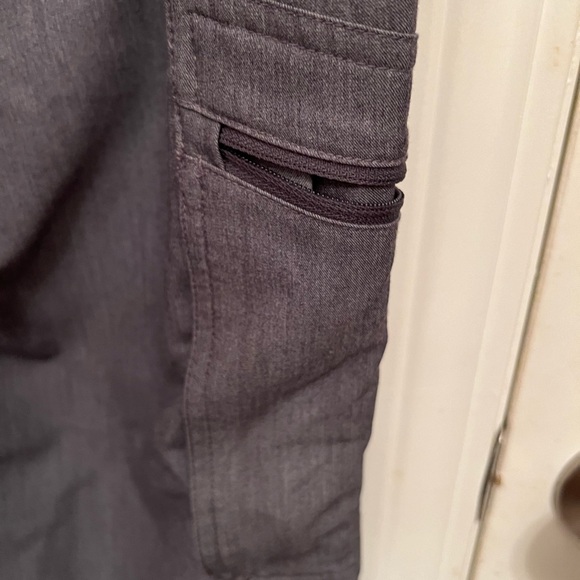 Figs women’s Kauro cargo scrub pants in graphite size large. - Picture 4 of 6